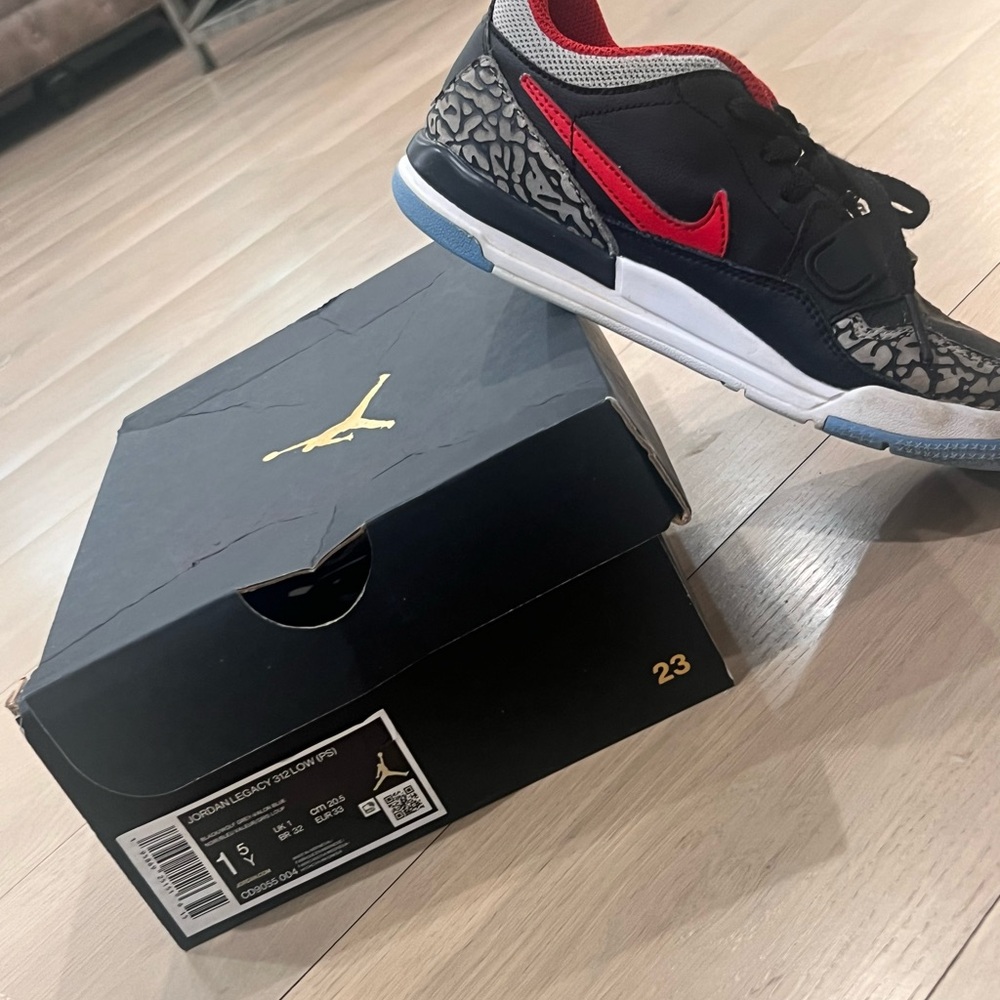 Jordan Legacy 312  low top size 1 1/2 kids gentle used